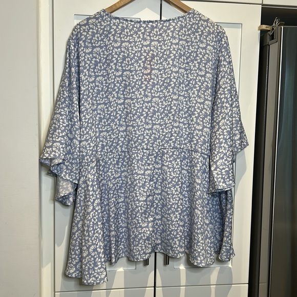 Joe Fresh Plus Blue Floral Ditsy V-neck Flutter Sleeve Top Size 3X - Picture 10 of 15
